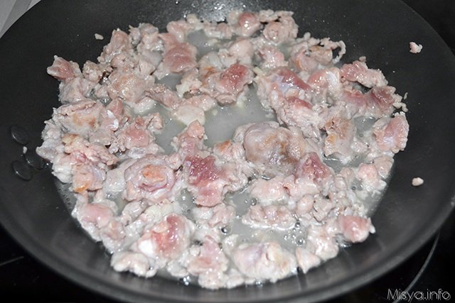 1 cuocere salsicce sbriciolate