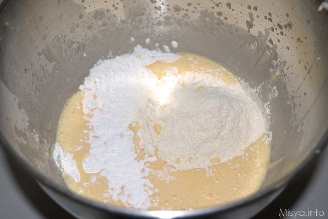 2 aggiungere fecola e farina