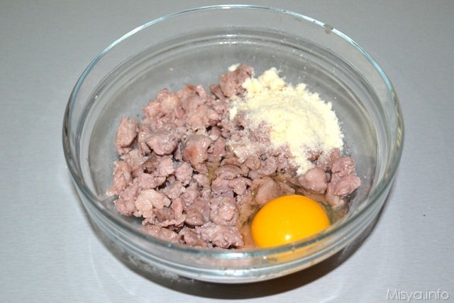 2 aggiungere uovo alle salsicce sbriciolate