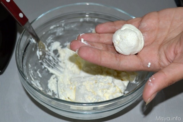 2 formare palline di uva al formaggio