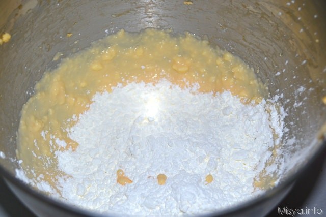 3 aggiungere la maizena all'impasto per i biscotti