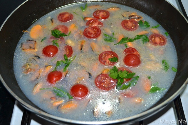 6 aggiungere pomodorini alle cozze