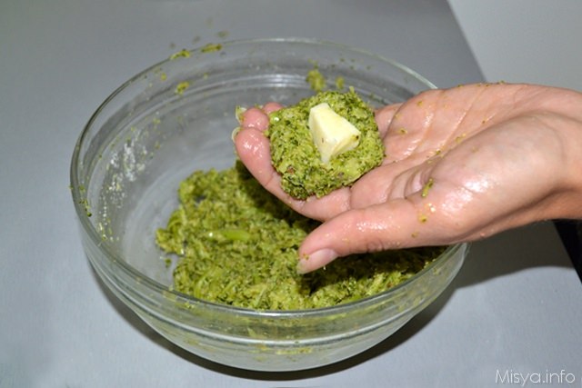7 aggiungere formaggio polpette di broccoli