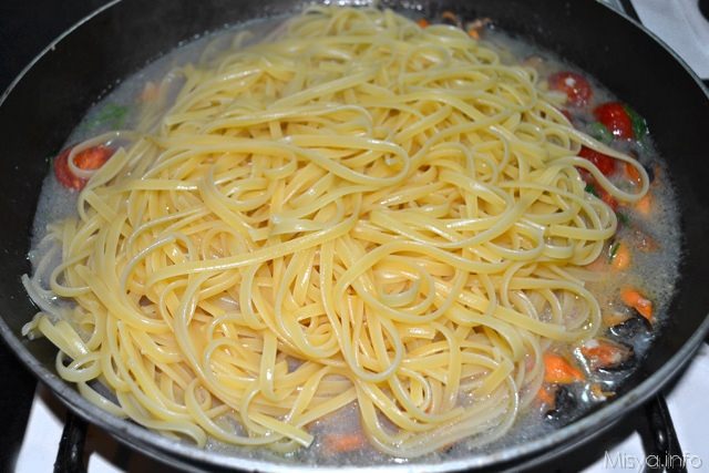 7 aggiungere linguine alle cozze