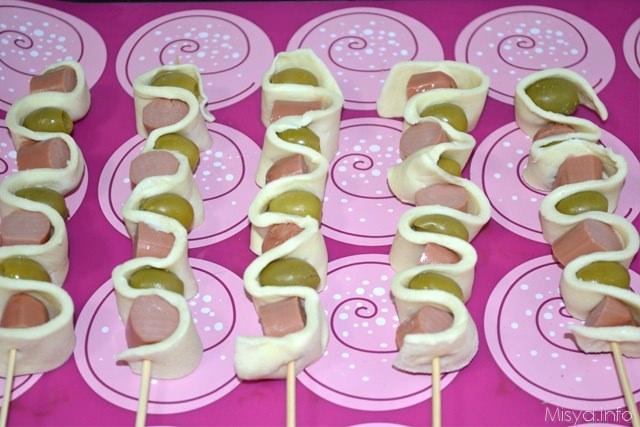 Spiedini di pasta sfoglia con wurstel e olive 4