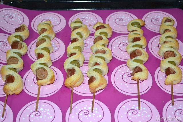 Spiedini di pasta sfoglia con wurstel e olive 5