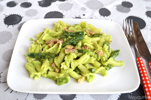 Pennette agli asparagi ricotta e pepe verde