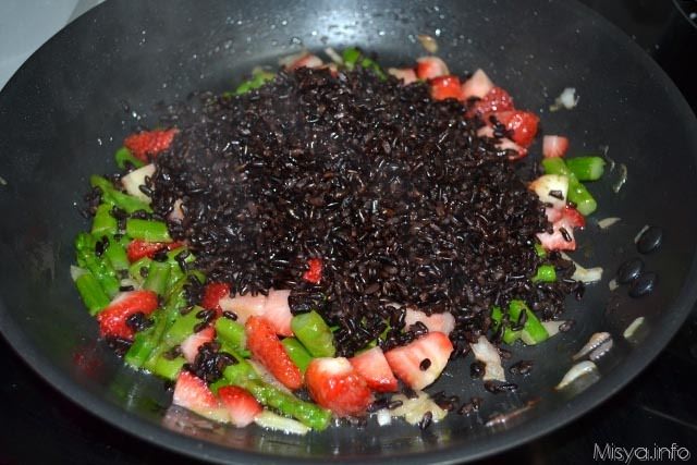 Riso venere con asparagi e fragole 6