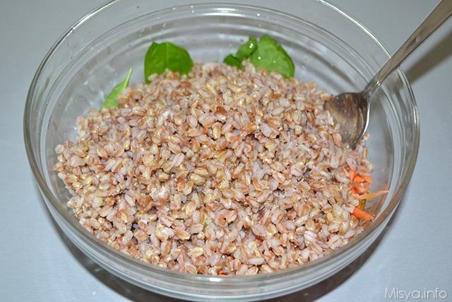 Insalata di farro con spinaci e feta 4
