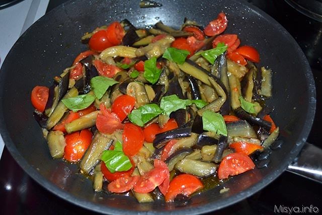 13 aggiungere pomodorini e basilico