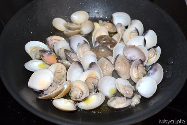 4 vongole aperte in padella