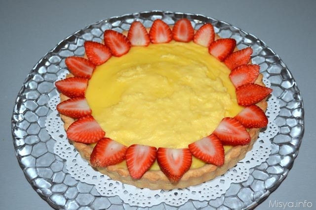 crostata con crema pasticcera guarnire fragole 1