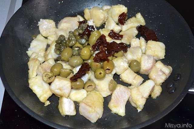 Bocconcini di pesce persico con olive e capperi 8