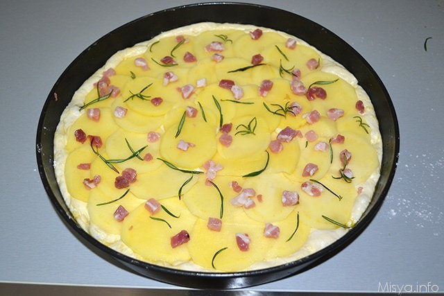 Focaccia con patate e pancetta 15