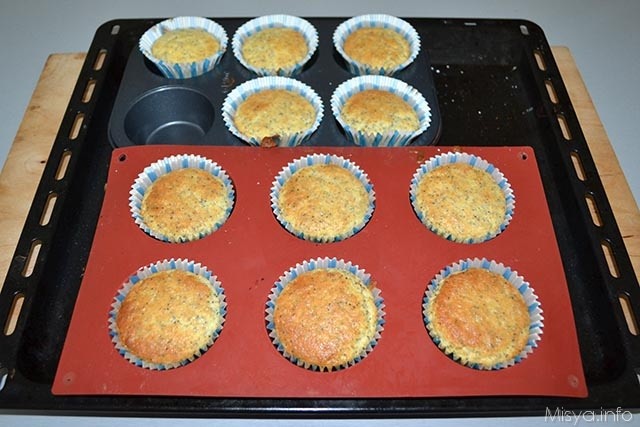 8 Muffin al limone e semi di papavero