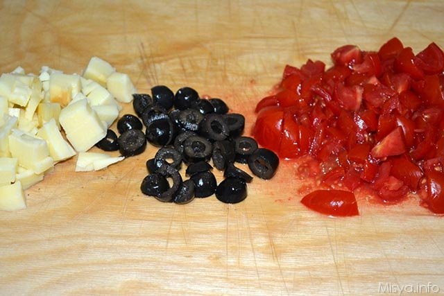 Rose sfoglie pomodorini olive 1