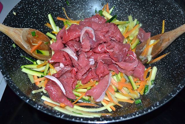 Nooodle con manzo e verdure 8