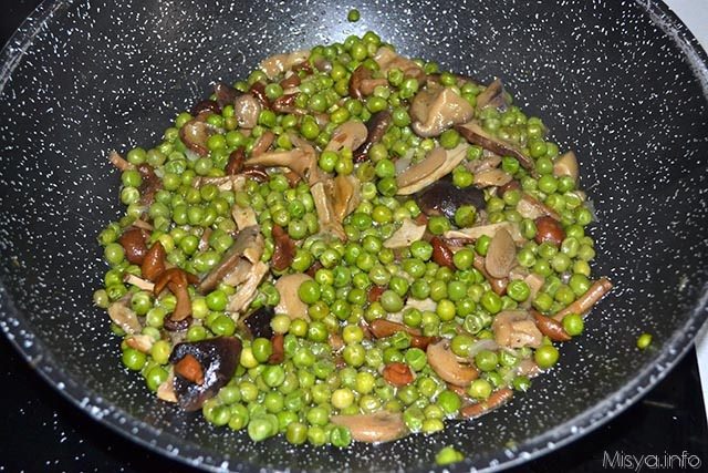 Funghi e piselli in padella 6