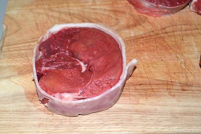 » Medaglioni di manzo alla salvia - Ricetta Medaglioni di ...