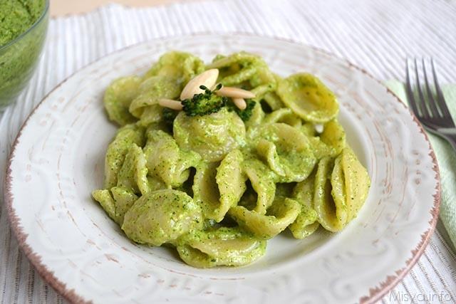 Pasta con pesto di broccoli