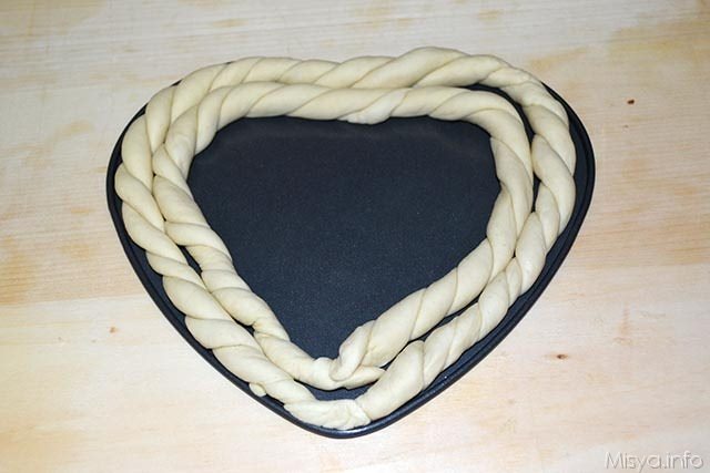 Pane intrecciato a cuore 10