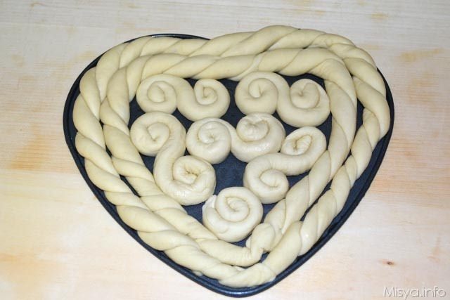 Pane intrecciato a cuore 12