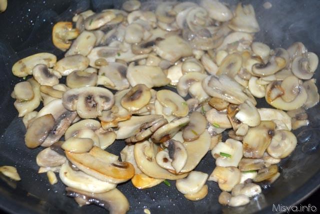 rotolo di pizza pancetta e funghi 5