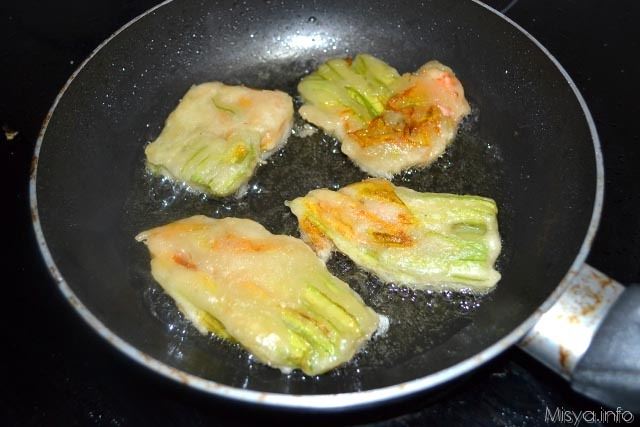 Fiori di zucca e gamberi in pastella 12