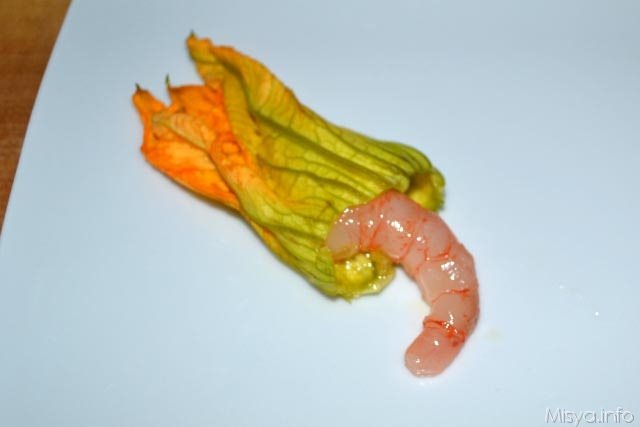 Fiori di zucca e gamberi in pastella 8