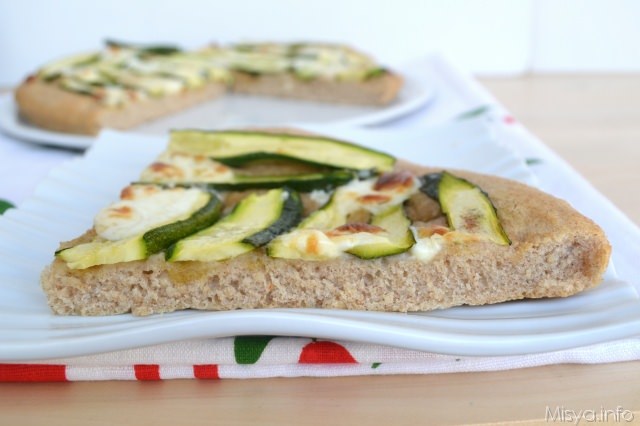 Focaccia integrale con zucchine e crescenza