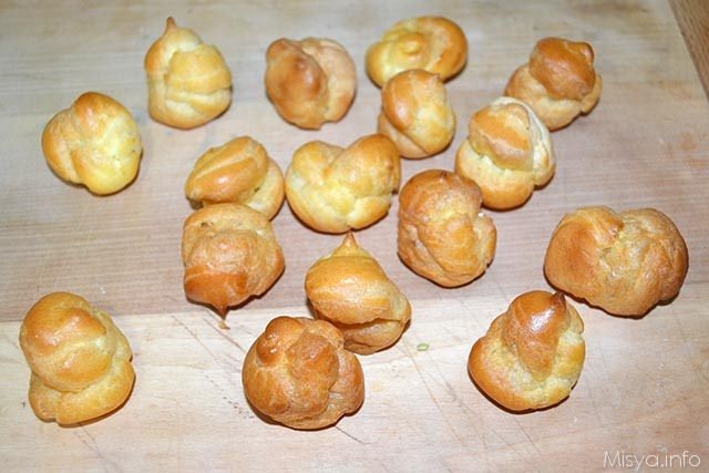 Bigne salati con crema di fave e piselli 10