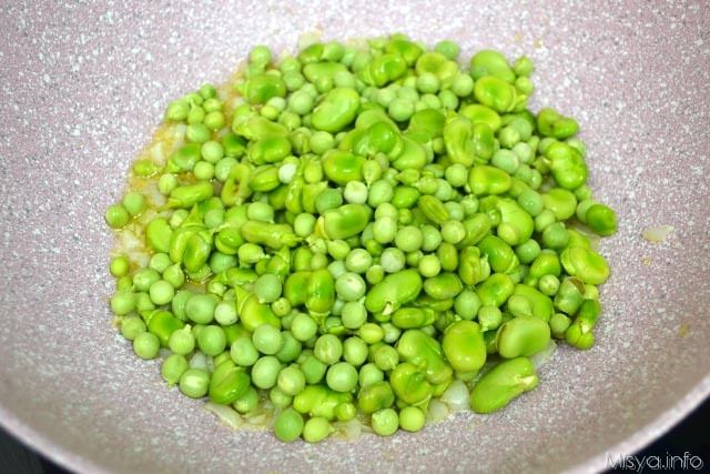 Bigne salati con crema di fave e piselli 3