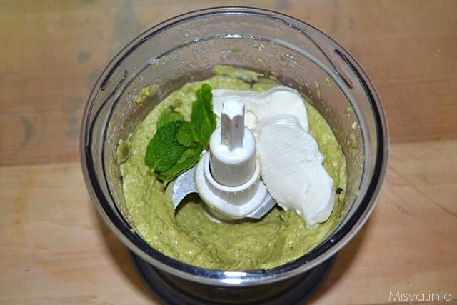 Bigne salati con crema di fave e piselli 8