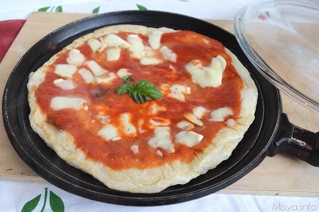 Pizza margherita sul testo - Ricetta di Misya