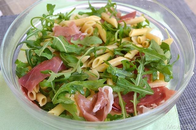 Insalata di pasta rucola e speck