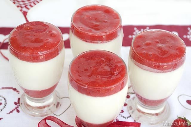 Panna cotta con gelatina fragole