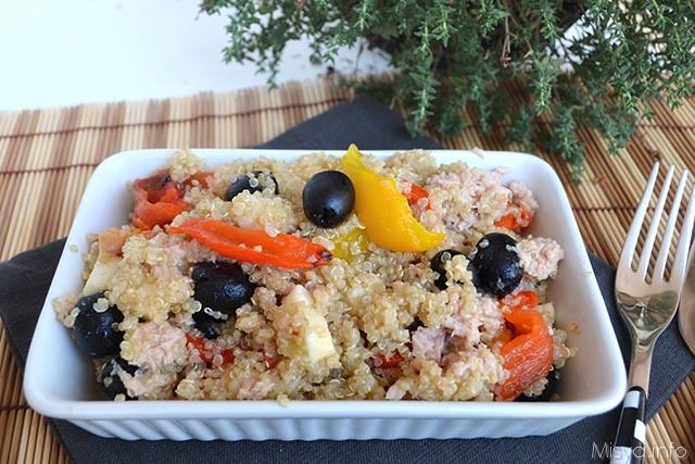 Insalata di quinoa con peperoni e tonno