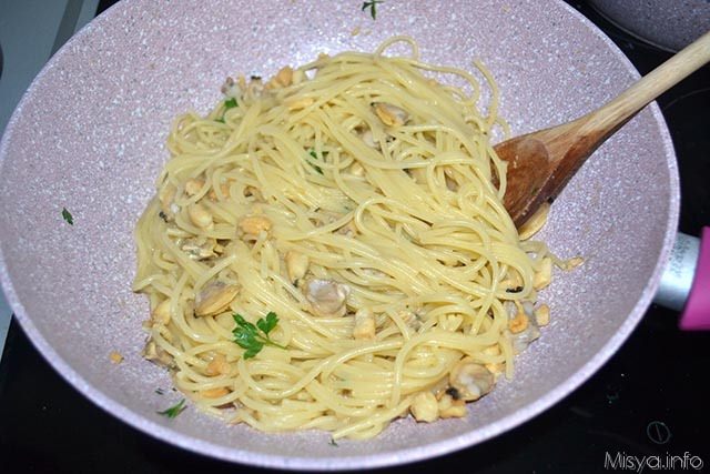 Spaghetti con vongole e taralli 6