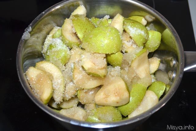 4 mettere le pere in un pentolino