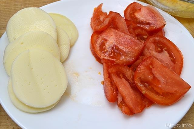 4 pomodori e formaggio tagliati