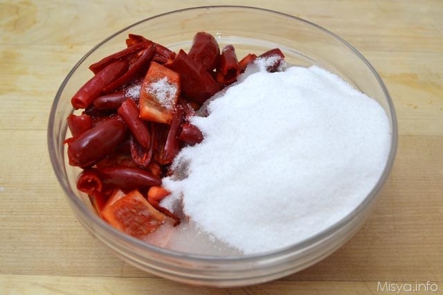 6 aggiungere zucchero ai peperoncini