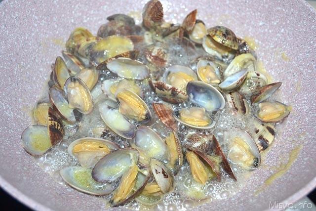 vongole aperte in padella