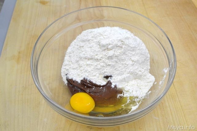 2 aggiungere farina uova