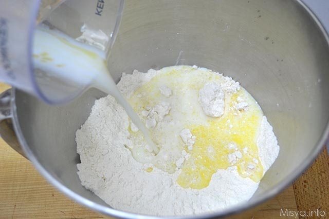 2 aggiungere latte e burro