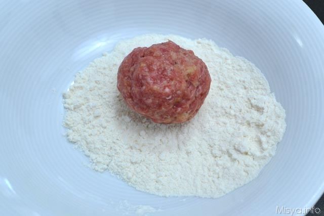 4 passare le polpette nella farina