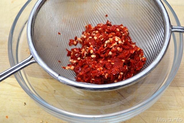 5 mettere i peperoncini nel colino