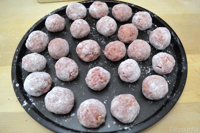 5 passare le polpette nella farina