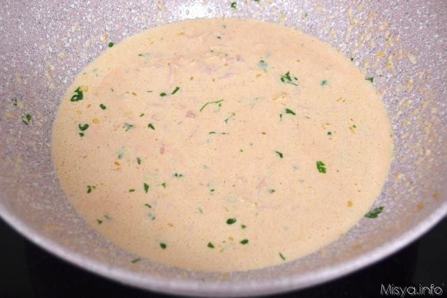 6 aggiungere panna e pomodoro