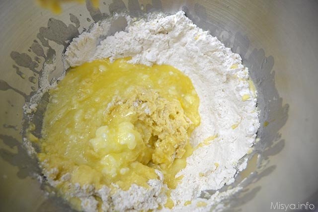 6 amalgamare uova alla farina