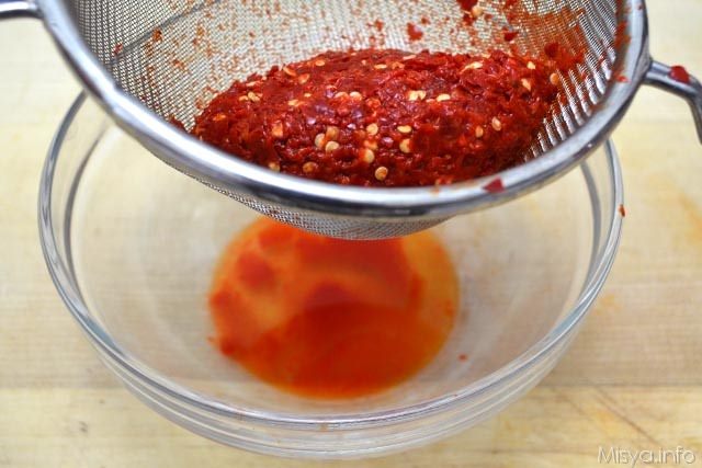 6 mettere i peperoncini nel colino